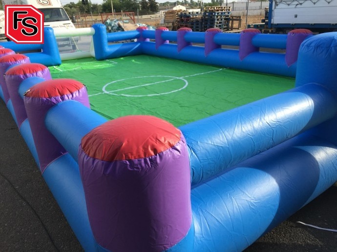 Campo de fútbol hinchable para los niños para las bodas de verano. 