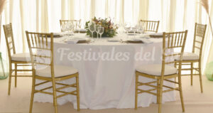 Toques dorados para una decoración elegante en un evento - Festivales del Sur